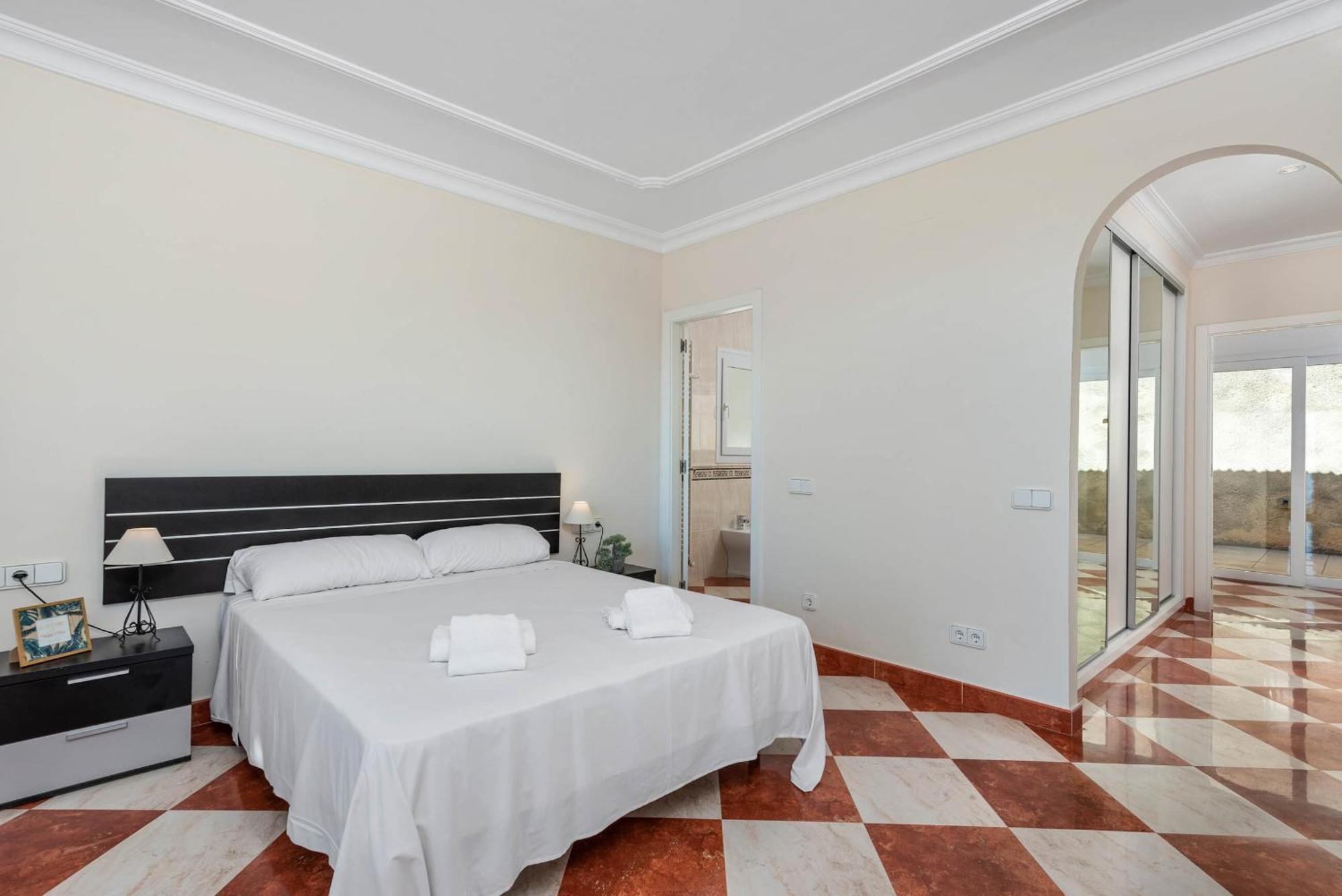 Ros - Plusholidays Villa *