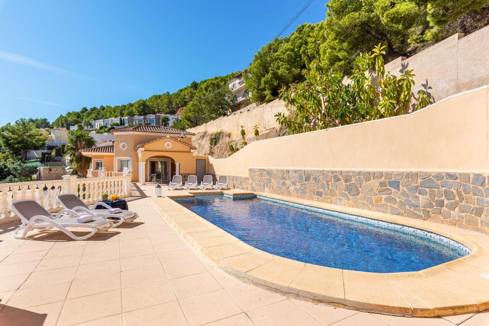 Ros - Plusholidays Villa